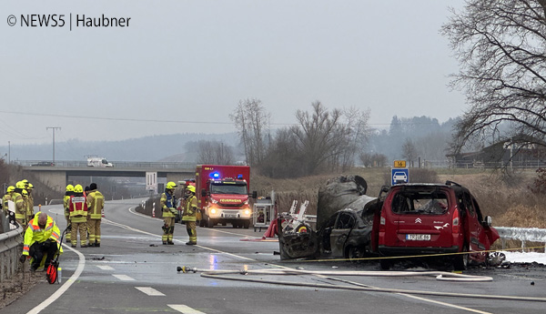 Bei einem schweren Verkehrsunfall im Kreis Regensburg gerieten zwei Pkw in Brand. Die Feuerwehr löschte unter anderem mit Schaum. Foto: NEWS5/Haubner