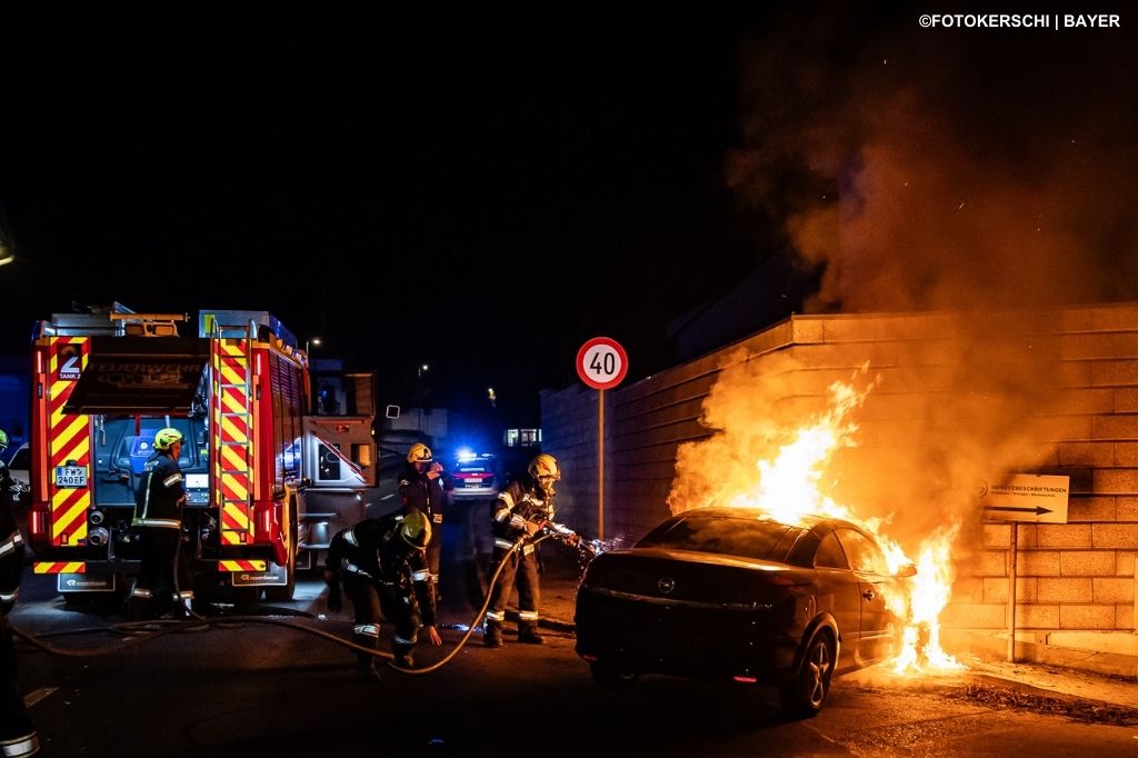 Der Atemschutztrupp löschte in einem Schnellangriff das brennende Auto ab. Foto: FOTOKERSCHI/BAYER