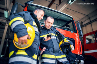 Die digitale Transformation macht auch vor Feuerwehr und Rettungsdienst nicht halt. Moderne Anwendungen auf robusten Geräten optimieren Abläufe und machen Einsätze sicherer. Foto: iStock/bluecinema