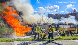 Feuerwehrleute versuchen die Flammen zu löschen, nachdem ein Lkw bei Ubstadt-Weiher (Kreis Karlsruhe) mit einer Straßenbahn kollidiert ist. Foto: EinsatzReport24/Buchner