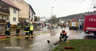 Im Raum Würzburg sind nach einem Unwetter zahlreiche Feuerwehrkräfte im Einsatz, um Keller, Garagen und Straßen von Geröll und Schlamm zu befreien. Foto: NEWS5/Höfig