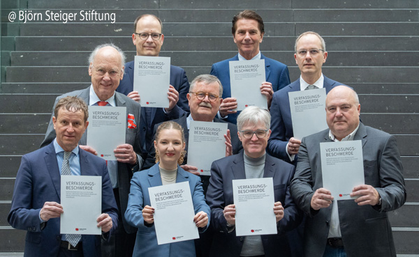 Die Björn Steiger Stiftung erhebt Verfassungsbeschwerde gegen die Bundesrepublik Deutschland und das Land Baden-Württemberg. Von links nach rechts, unten: Prof. Dr. Wolfgang Spoerr, Rechtsanwalt und Honorarprofessor der Juristischen Fakultät der Humboldt-Universität zu Berlin, Noemi-Victoria Steiger, Vorständin, Pierre-Enric Steiger, Präsident und Christof Chwojka, Geschäftsführer der Björn Steiger Stiftung. Mitte: Prof. Dr. Christoph Moench, Fachanwalt für Verwaltungsrecht, Prof. Dr. Frank Ulrich Montgomery, Ehrenpräsident der Bundesärztekammer und Mitglied des Präsidialrats der Björn Steiger Stiftung, Prof. Dr. Andreas Pitz, Direktor des Instituts für Gesundheits- und Life Science Recht der Technischen Hochschule Mannheim. Hinten: Dr. Torsten Gerhard, OPPENLÄNDER Rechtsanwälte, Béla Anda, Leiter der Kommunikation der Björn Steiger Stiftung. Foto: Björn Steiger Stiftung