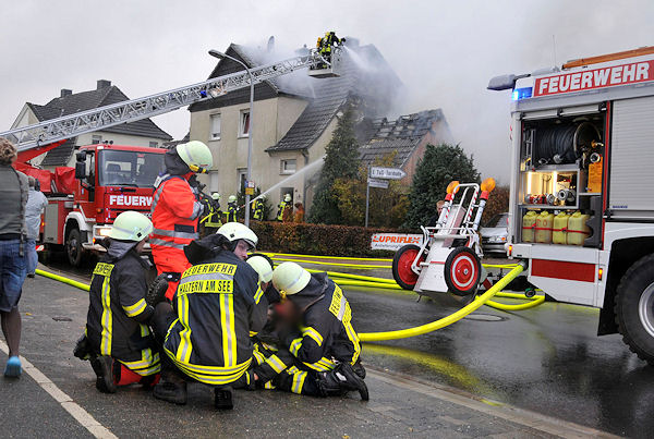 Feuerwehrmann bricht bei Einsatz zusammen | Feuerwehr-Magazin